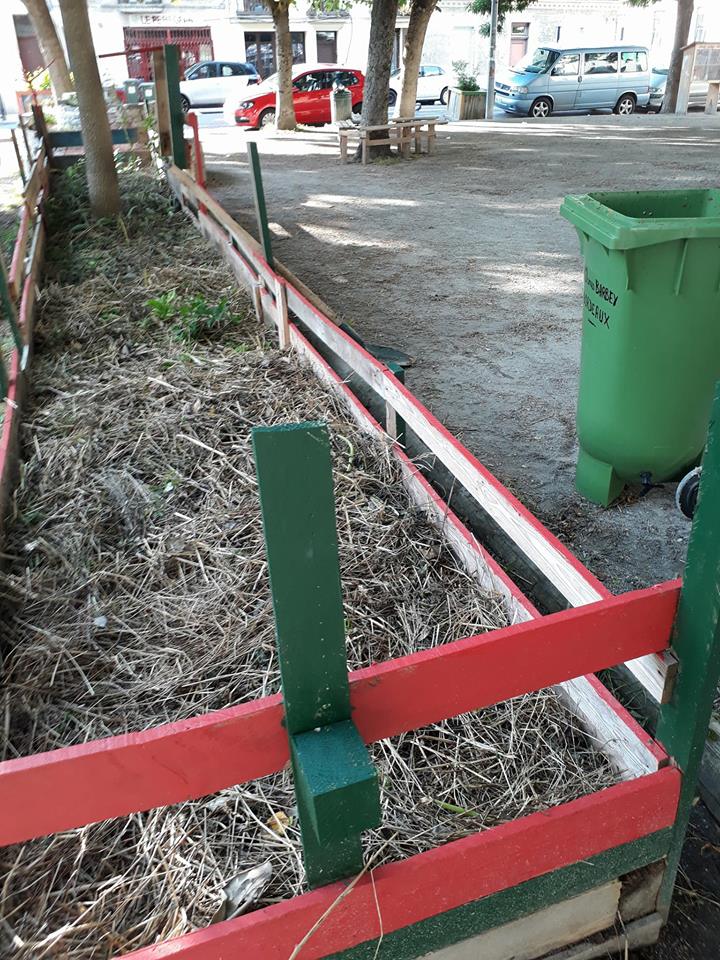 Le compost est épandu dans la jardinière